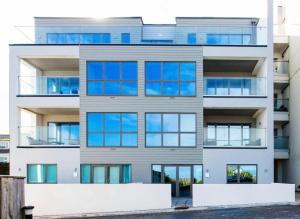 un edificio de apartamentos con ventanas azules en Saltwater Newquay, en Newquay