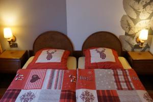 1 dormitorio con 2 camas con mantas y almohadas en Apartment Johanna Oberhof, en Oberhof