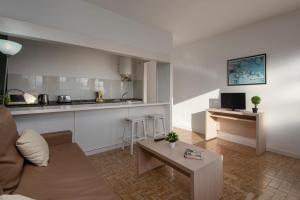 Ett kök eller pentry på Rocas Blancas Apartments