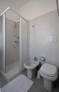 ein Bad mit einer Dusche, einem WC und einem Waschbecken in der Unterkunft Albergo Della Torre in Cernobbio