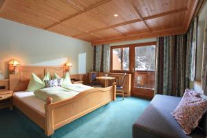 a bedroom with a large bed and a window at Gasthof Zum Lendwirt in Westendorf