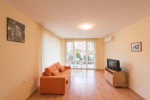 A seating area at GT Marina & Panorama Fort Beach Apartments