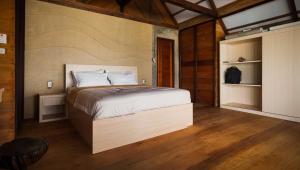 1 dormitorio con 1 cama grande en una habitación en Kimo Resort Pulau Banyak Aceh Singkil, en Alaban