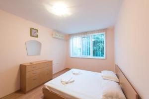 A bed or beds in a room at GT Marina & Panorama Fort Beach Apartments