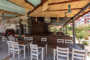 A restaurant or other place to eat at GT Marina & Panorama Fort Beach Apartments