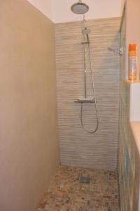 サリ・ソランザラにあるFIUMICELLIのタイルフロアのバスルーム(シャワー付)