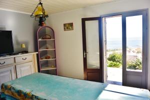 サリ・ソランザラにあるFIUMICELLIのテーブル付きの客室で、海の景色を望めます。