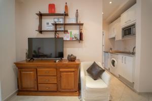 a living room with a television on a wooden dresser at Larra Nervi&oacute;n in Seville
