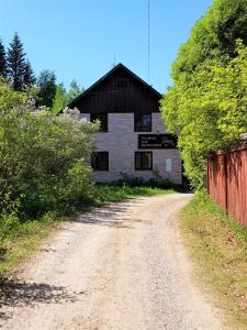 un chemin de terre devant une grange dans l'établissement Vargheden Bed & Breakfast, à Malung