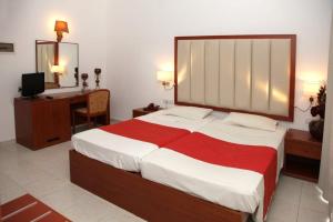 Ein Bett oder Betten in einem Zimmer der Unterkunft Rodos Star Hotel