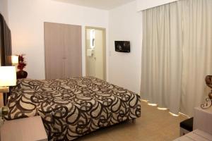 Ein Bett oder Betten in einem Zimmer der Unterkunft Rodos Star Hotel