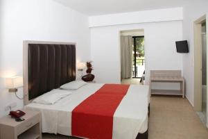 Ein Bett oder Betten in einem Zimmer der Unterkunft Rodos Star Hotel