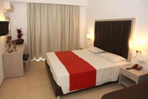 Ein Bett oder Betten in einem Zimmer der Unterkunft Rodos Star Hotel