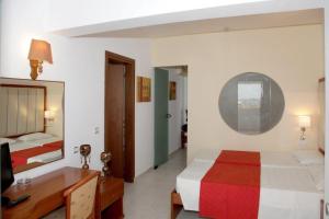 Ein Bett oder Betten in einem Zimmer der Unterkunft Rodos Star Hotel