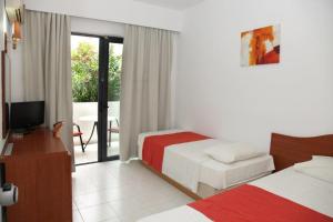 Ein Bett oder Betten in einem Zimmer der Unterkunft Rodos Star Hotel