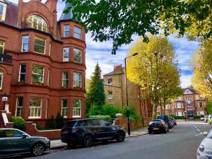 una strada di città con auto parcheggiate di fronte agli edifici di Luxury apartment in Central London, Mida Vale a Londra