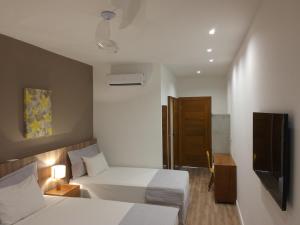 Tempat tidur dalam kamar di Carambola Hotel