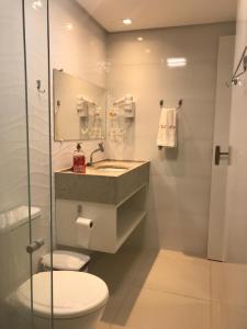 y baño con aseo, lavabo y ducha. en APART HOTEL MARINAS TAMANDARÉ - Flat 104 en Tamandaré