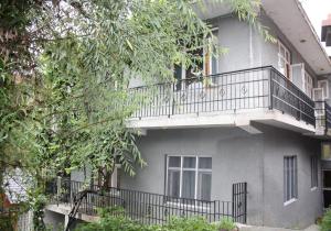 apartamentowiec z balkonem i drzewami w obiekcie Cottage Mini For Backpackers & Small Family w mieście Manāli