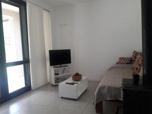 a white room with a bed and a tv at Casas del Champaquí in San Javier