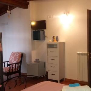 Televízia a/alebo spoločenská miestnosť v ubytovaní B&B Le Anthos