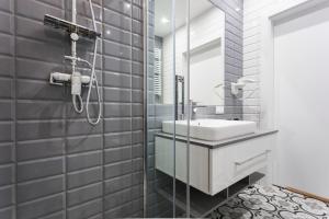 Kúpeľňa v ubytovaní City of the Kings-Silver Apartment No 2- Lubelska 10 + 23 fotografií