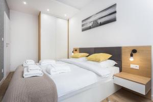 Posteľ alebo postele v izbe v ubytovaní City of the Kings-Silver Apartment No 2- Lubelska 10