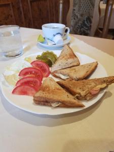 een wit bord eten op een tafel bij Penzion Premona in Nitra