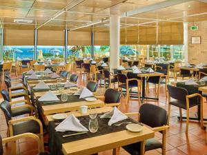 Um restaurante ou outro lugar para comer em Hotel Baia Cristal Beach & Spa Resort
