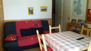 um quarto com uma mesa e um sofá e uma mesa e uma mesa em MONT BLANC Soleil C-4 em Manigod