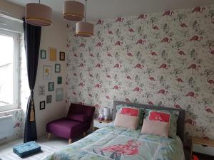 シャトールーにあるLe Prestige Saint Andréのベッドルーム(ベッド1台、紫色の椅子付)