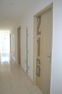 einen Flur mit Tür in einem Gebäude in der Unterkunft Hotel Calarca Club in Montería