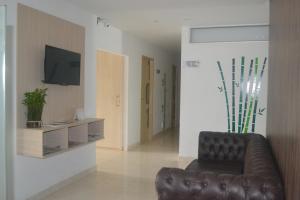 TV a/nebo společenská místnost v ubytování Hotel Calarca Club