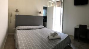 A bed or beds in a room at HOTEL CONDOR