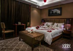 Katil atau katil-katil dalam bilik di Noon Hotel Suites