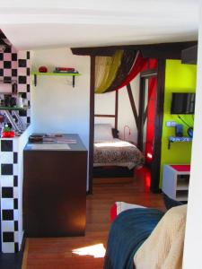 トレドにあるLa Plataのベッドルーム1室(ベッド1台、二段ベッド1組付)