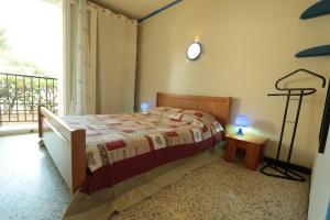Ένα ή περισσότερα κρεβάτια σε δωμάτιο στο La palmeraie