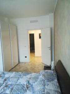 - une chambre avec un lit et deux placards dans l'établissement Staurenghi34apartmenT, à Varèse