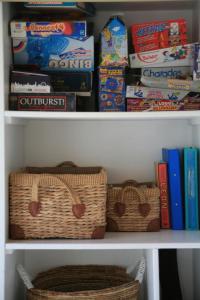 dos cestas y libros en un estante con libros en Owlers Retreat, en Camber