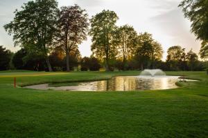 um lago num campo de golfe com uma fonte em Forest Pines Hotel, Spa & Golf Resort em Scunthorpe