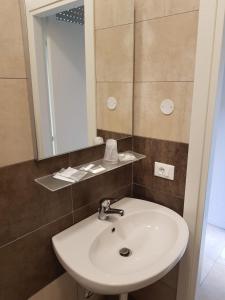 A bathroom at HOTEL CONDOR
