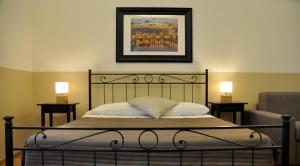 ein Bett mit zwei Kissen und einem Bild an der Wand in der Unterkunft Rhome Away Trastevere - Domus in Rom