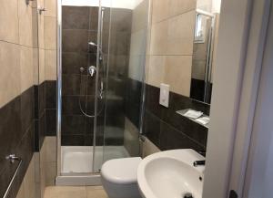 A bathroom at HOTEL CONDOR