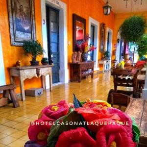 ein Wohnzimmer mit orangefarbenen Wänden und einem Kamin in der Unterkunft Casona Tlaquepaque Temazcal & Spa in Guadalajara