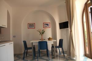 a dining room with a table and chairs at Corinto in Canneto