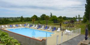 View ng pool sa Chambre d'hôte Manoir de La Baudonnière o sa malapit