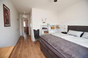 1 dormitorio con 1 cama grande en una habitación en FRAULINDNERFerien - Doppelzimmer Salzhausen en Westergellersen