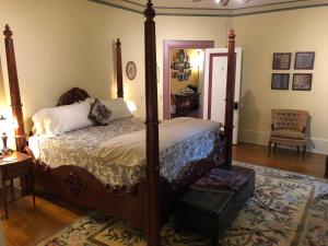 Ένα ή περισσότερα κρεβάτια σε δωμάτιο στο The Parsonage Inn B&B