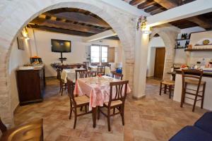 a dining room with a table and chairs at B&B Madonna Del Latte in Cannara