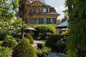 una casa con un jardín delante de ella en Guest House Dieci allo Zoo, en Zúrich